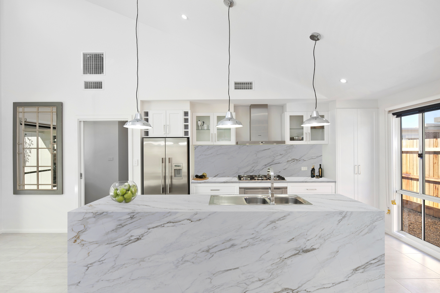 Elite Stone |Calacatas Venata |122"-126"x63"| 2 cm Polished Quartz Slab