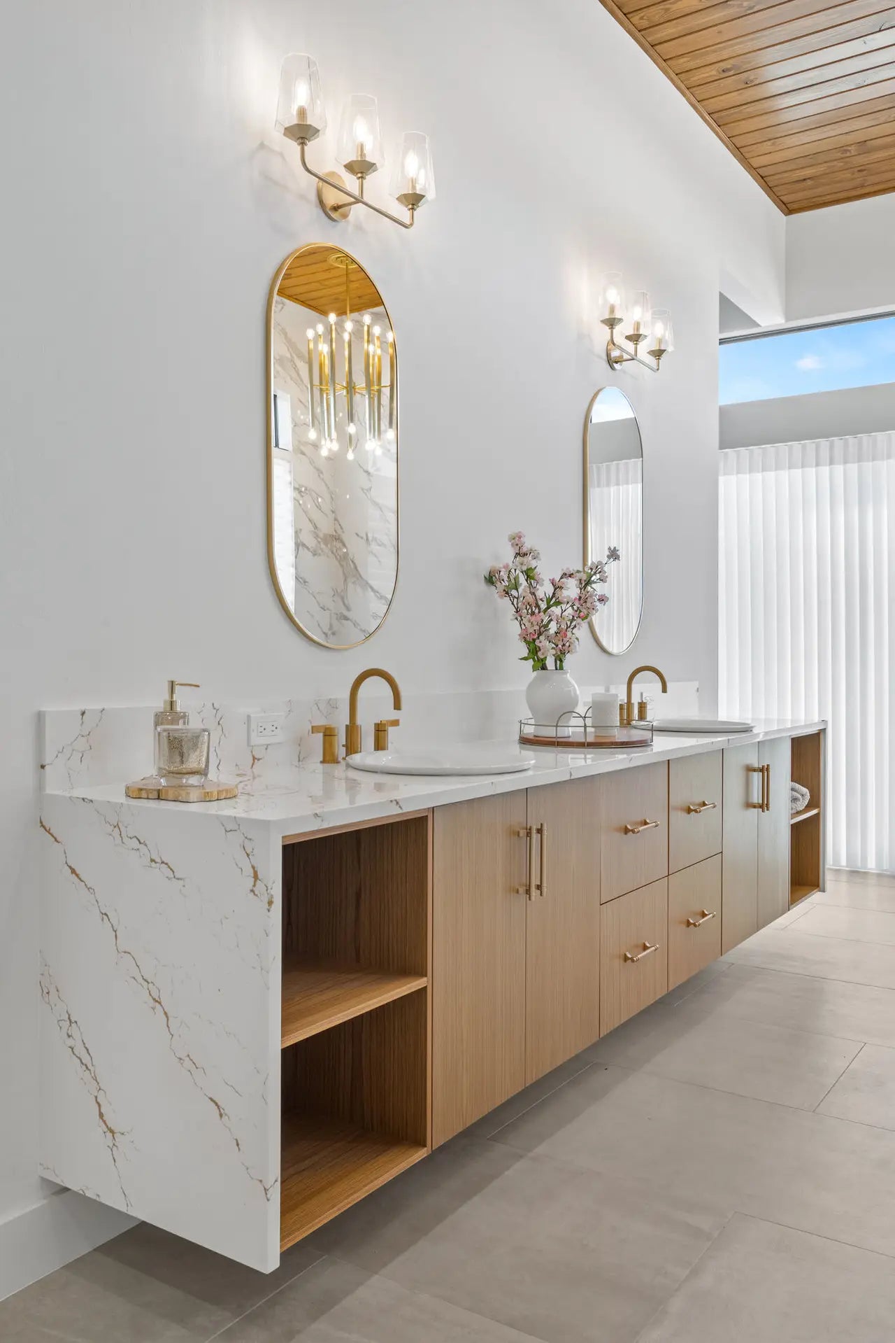 Cambria Inverness Gold 132''x 65.5'' 2 cm Polished Quartz Slab