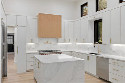 Stratus Surfaces | StratusQuartz | Regal Arabescato Gold | 139 x 79 Polished Quartz Slab