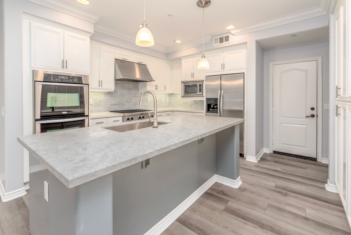 Elite Stone |Volakano White |122"-126"x63"| 2 cm Polished Quartz Slab